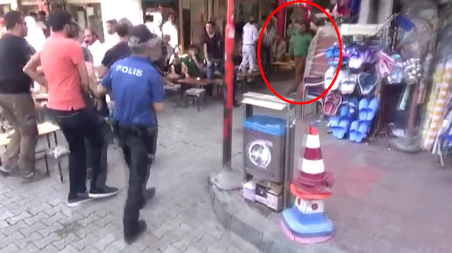 Polis müdahalesi öncesi eylemcinin polise demir tabure attığı an