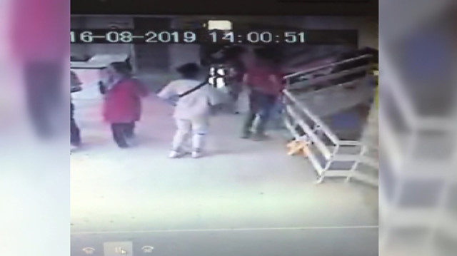 Baba-oğlun doktoru dövdükleri anlar güvenlik kamerasında
