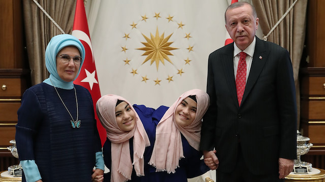 Cumhurbaşkanı Erdoğan ve Eşi Emine Erdoğan, siyam ikizleriyle bir süre sohbet etti.