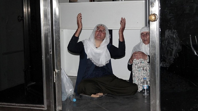HDPnin Diyarbakır İl Binası önünde anne feryadı