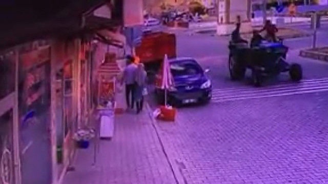 Traktörün römorku çıktı, genç çift ölümden döndü