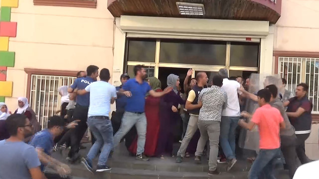 HDPliler oturma eylemi yapan aileye saldırdı