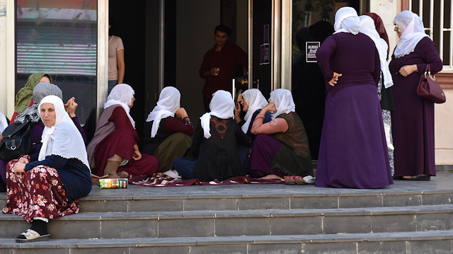 Hacire Akar, dağa kaçırıldığını iddia ettiği oğlu için HDP önünde oturma eylemi yapıyor.