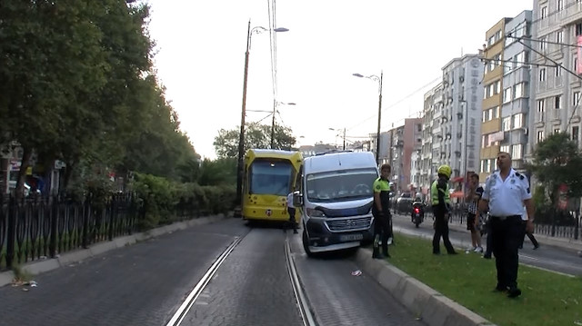 Minibüs tramvay durağına girdi