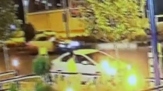 Motosikletle otomobilin kaza anı kamerada