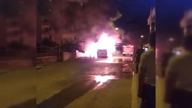 Park halindeki araç alev alev yandı