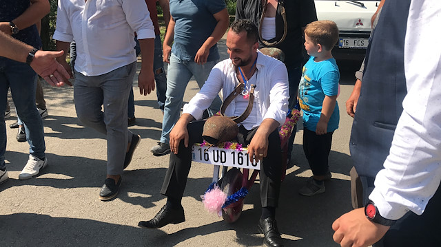 Boynuna öküz çanı takılan damat el arabasıyla gezdirildi