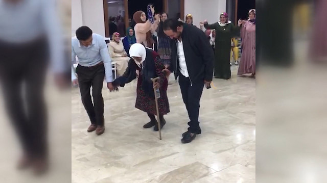 105 yaşındaki Sabayi Nine torununun düğününde halay çekti