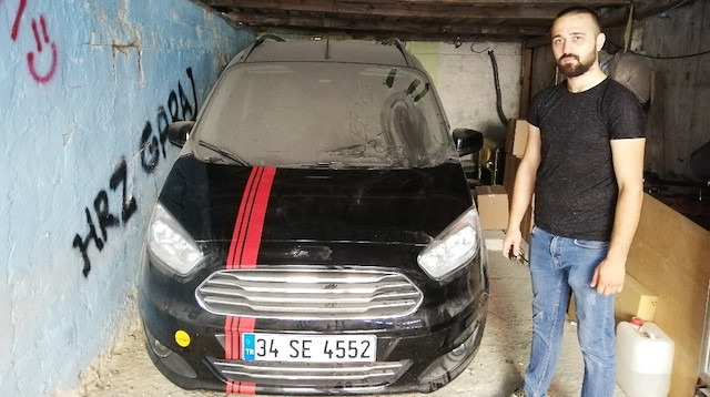 Tolunay Yatmaz muayeneden geçemediği için binemediği aracının üzerinde biriken tozları silmekle yetiniyor.