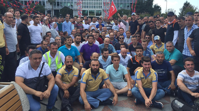 İşten çıkarılan İBB çalışanları Saraçhane'de oturma eylemi yapıyor.