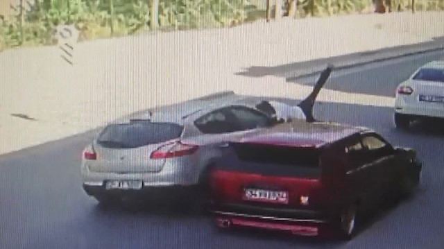 Dikkatsiz sürücü aracına binmeye çalışan kişiye çarptı