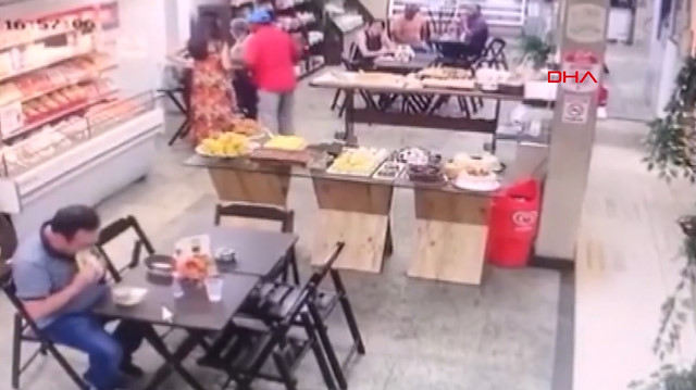 Soyuldu, umursamadan yemeğini yedi