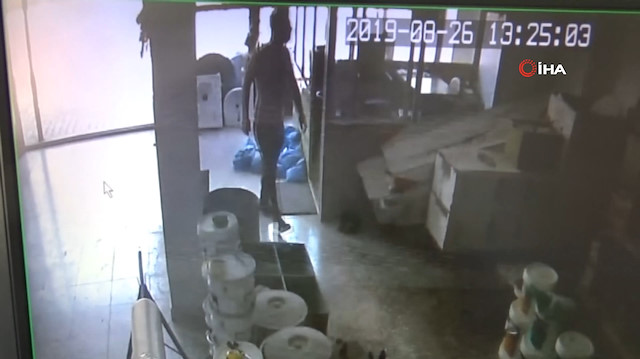 Elini kolunu sallaya sallaya 20 bin lirayı çaldı