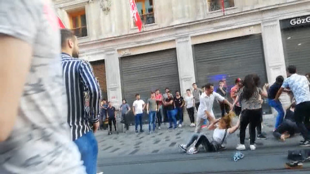 İstiklal Caddesinde cam şişe ve kemerlerle meydan savaşı