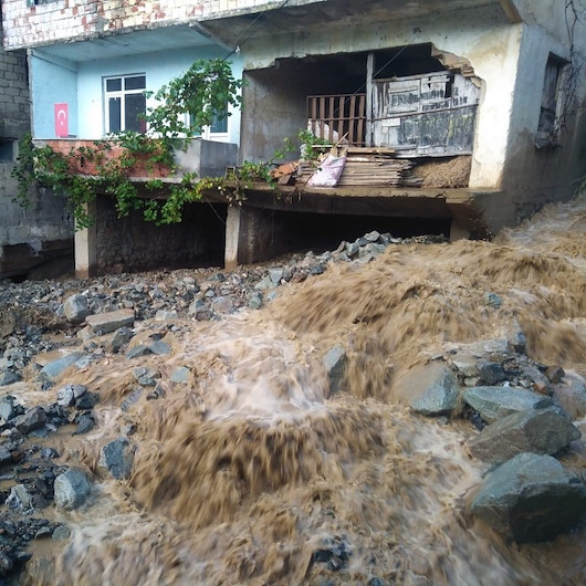 Trabzon’da şiddetli yağış hasara yol açtı