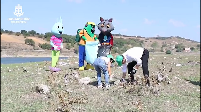 Belediye başkanı piknikçilerin bıraktığı çöpleri topladı