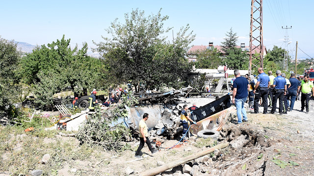 Kayseride kanal açma aracı evin üzerine devrildi