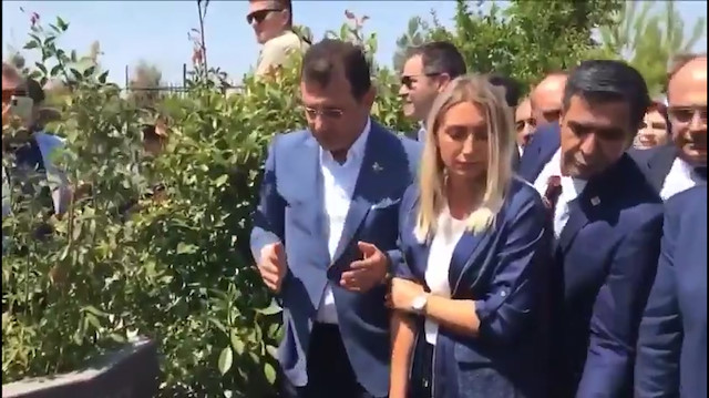 İmamoğlu mezar başında dua etmeyi unutan eşini uyardı