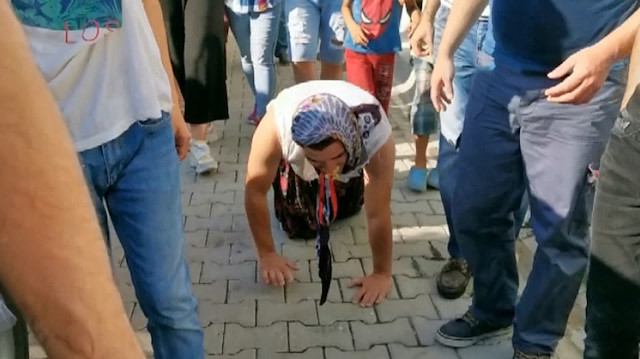 Şalvarlı Emzikli damat gelin evine emekleyerek gitti