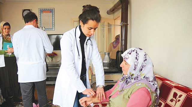 Evde sağlık hizmetleri ile yaşlı, yatağa bağlı veya yürüyemeyecek kadar engelli olan hastalar evlerinde tedavi oluyor.