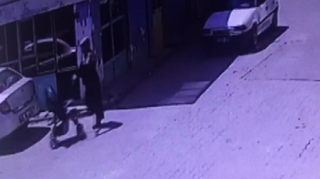 Bebek arabası hırsızı kamerada