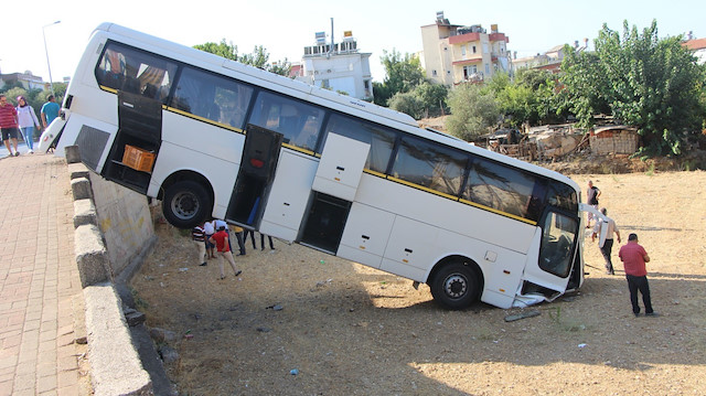 Freni boşalan otobüs istinat duvarından aşağıya uçtu