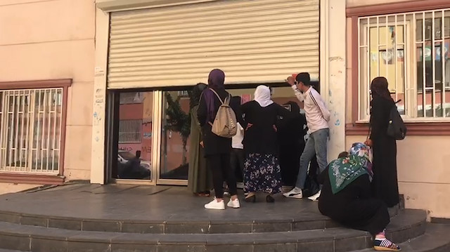 Tepkiler sonucu HDP Diyarbakır İl Binası kepenk indirdi