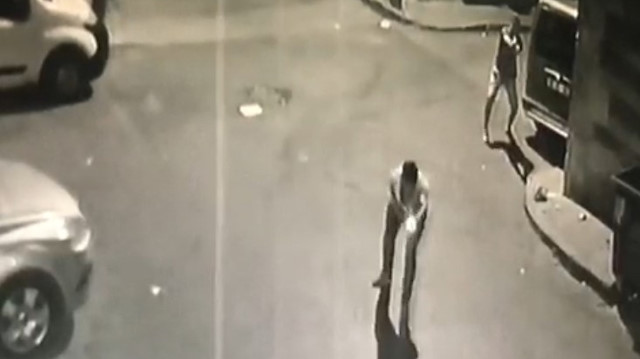 Sokak ortasında çatışma anları kamerada