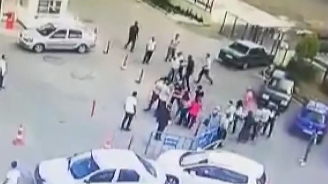Kaza sonrası tekmeli sopalı kavga