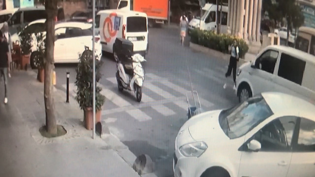 Yaya geçidinden geçen kıza minibüs çarptı