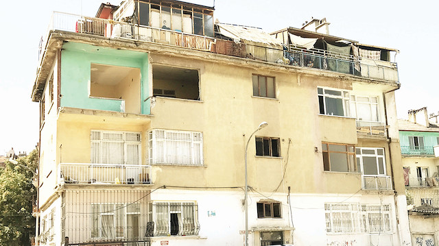 Ali Mıngır, eşinin yaşadığı evi ateşe verdi.