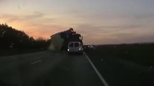 Rusyada freni patlayan TIR 2 aracı biçti