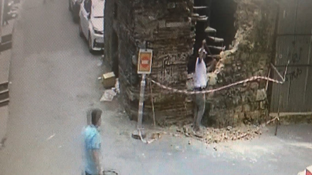 450 yıllık tarihi eseri levye ile parçaladılar