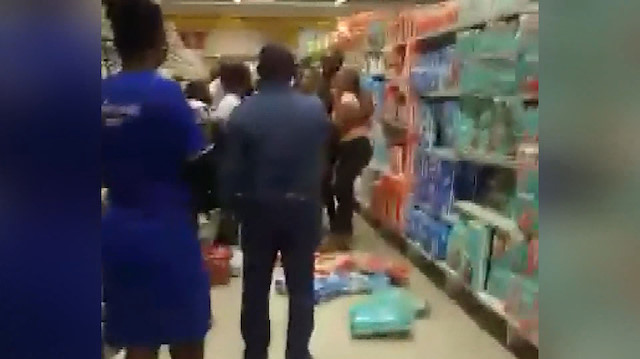 Nijeryalı göçmenlerin işletmeleri yağmalandı