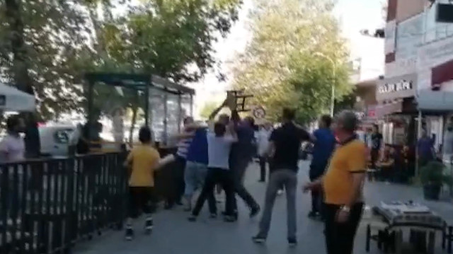 Taburelerin havada uçuştuğu kavga kamerada