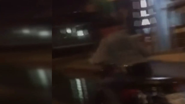 Kaygan yolda şov yapmaya kalkınca yere serildi