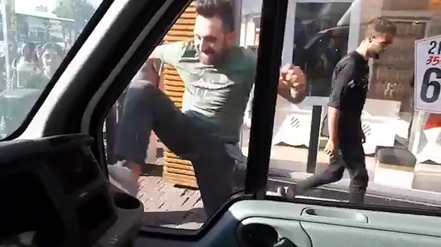 Minibüs şoförünün estirdiği terör kamerada