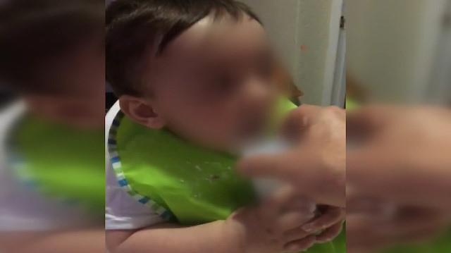 2 buçuk yaşındaki çocuğu içki masasına oturtup rakı içirdi