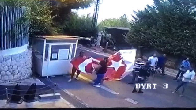 Beyrut Büyükelçiliğimiz önünde Türk bayrağına büyük saygısızlık