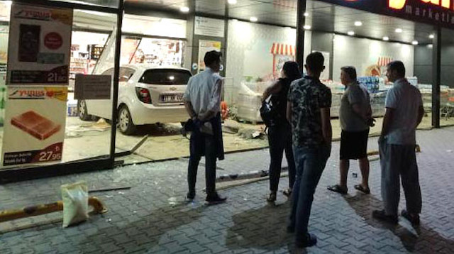 Kazada, markette hasar meydana geldi.
