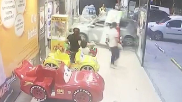 3 yaşındaki çocuk arabayla markete daldı