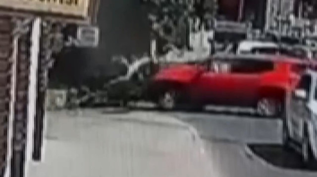 Otomobille motosikletin kaza anı kamerada