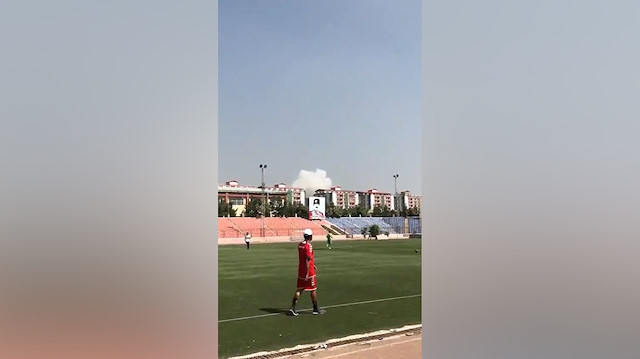Bombalar eşliğinde futbol oynadılar