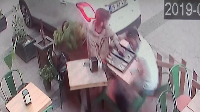 Otomobilin kafede oturanlara çarpma anı kamerada