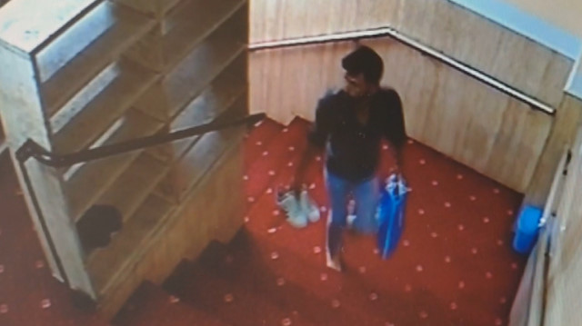 Geceyi camide geçirerek imam odasından bilgisayarı çaldı
