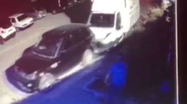 Freni boşalan kamyonet lüks araçlara çarparak durabildi