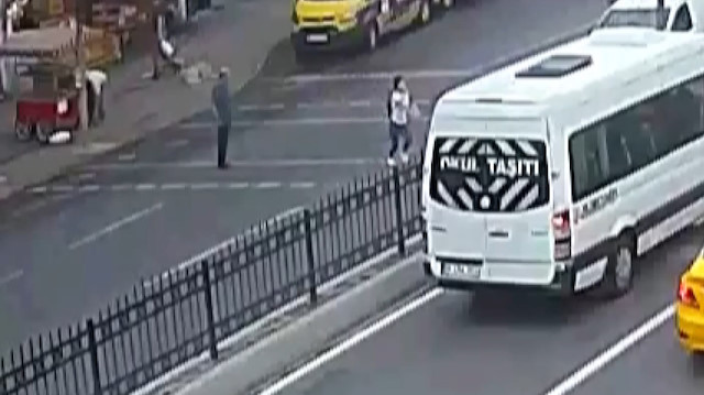 Kırmızı ışıkta geçen alkollü sürücü görme engelli kıza çarptı