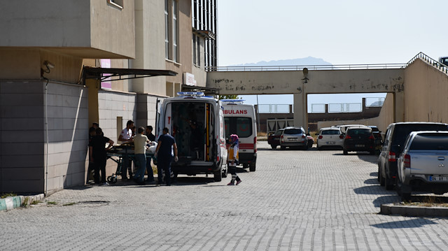 Yaralılardan 25'i bölgeye sevk edilen çok sayıda ambulansla hastanelere sevk edildi.