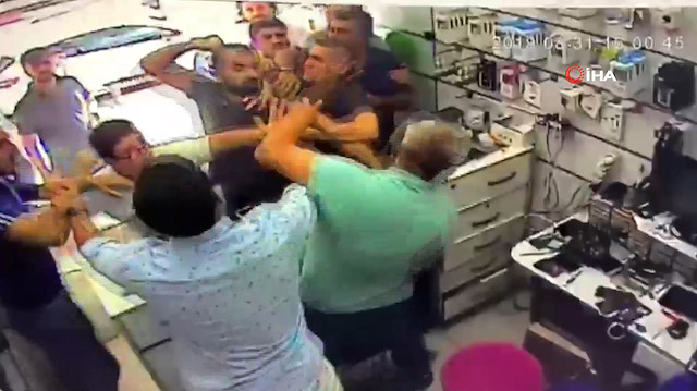 Telefon satıcısına batarya dayağı kamerada