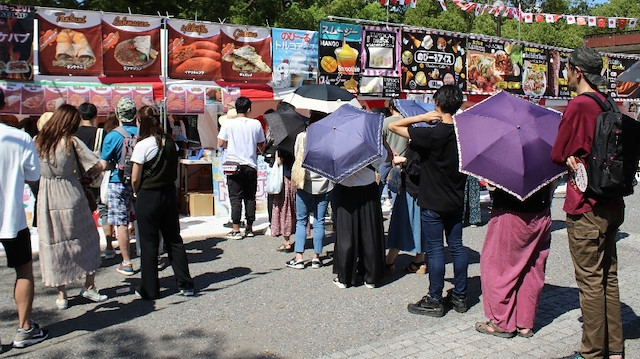 Maraş dondurması satılan yere ilgi büyüktü.